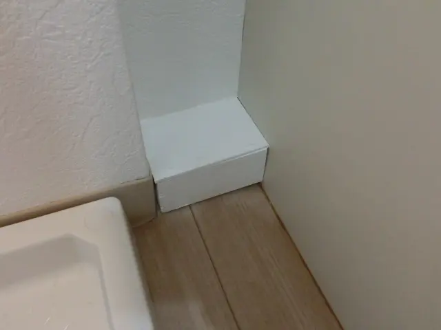 洗面台の配水管をハンドメイドのカバーで目隠しした様子