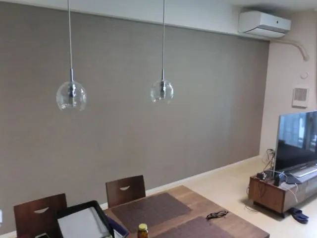 マンションのリビングを一面だけ貼り替えた様子