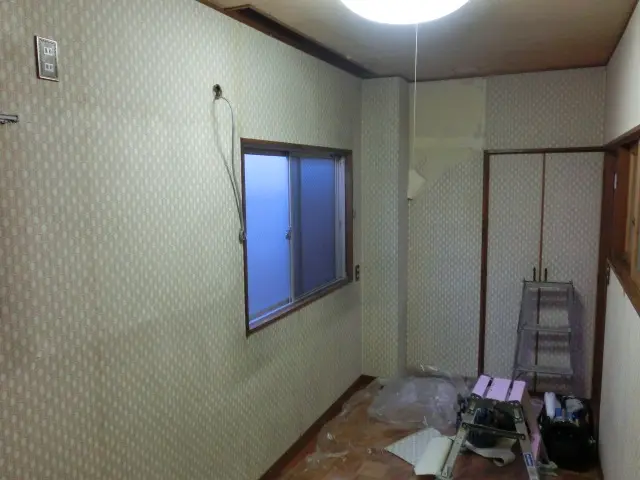 「古く狭い部屋」という印象の部屋の様子