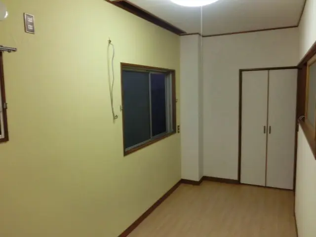 天井と壁の壁紙を貼り替えたことで部屋が明るくなった