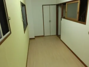 「壁紙と床を新しくして子供部屋にリフォームした部屋