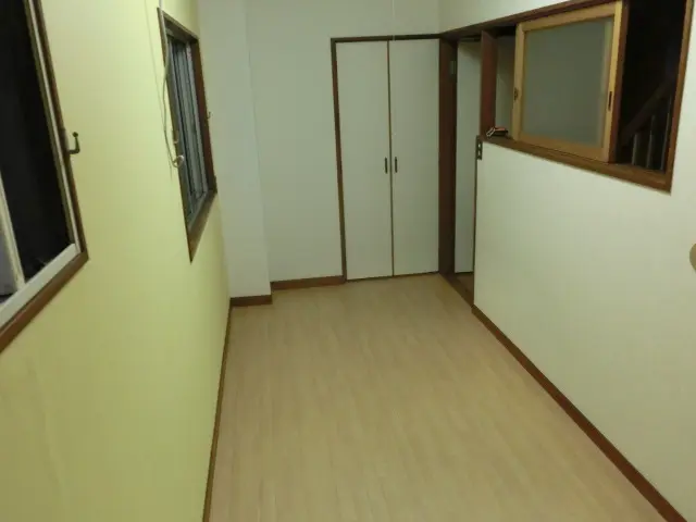 少し明るめのフローリング調クッションフロアを貼った様子