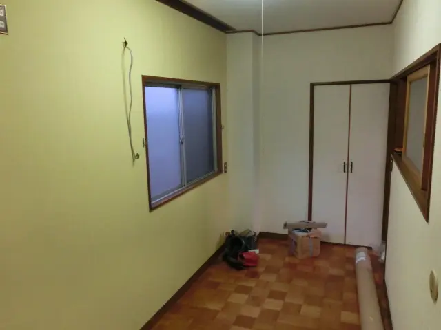 クッションフロアを貼る前の古い板の間の床