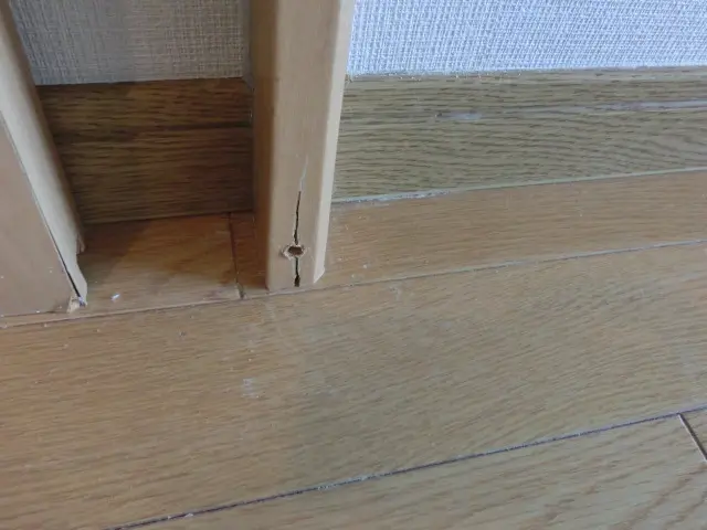 枠にネジ穴と割れ目がある様子