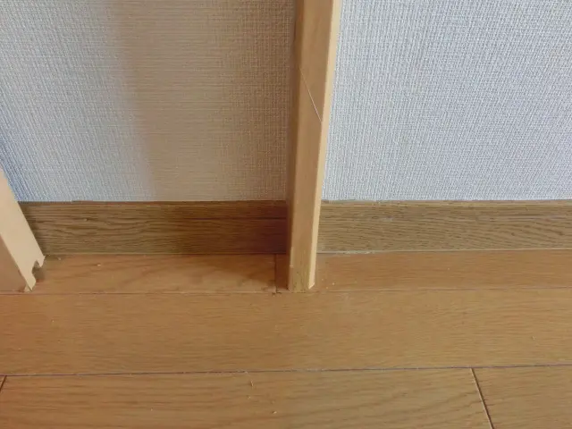 枠のネジ穴と割れを目を目立たないように補修した様子