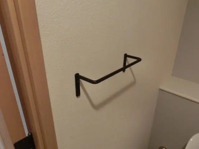 トイレにタオル掛けを取付けた様子