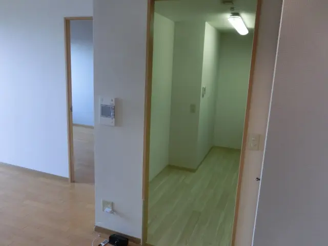 中古マンションの入居前に壁紙を全面貼り替えた様子
