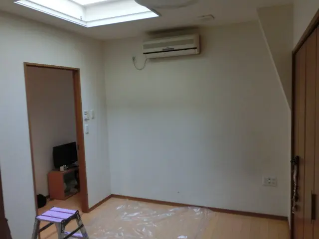 薄らと汚れている壁紙貼り替え前の部屋