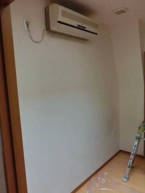 赤系チェック柄のアクセントクロスに貼り替える前の壁