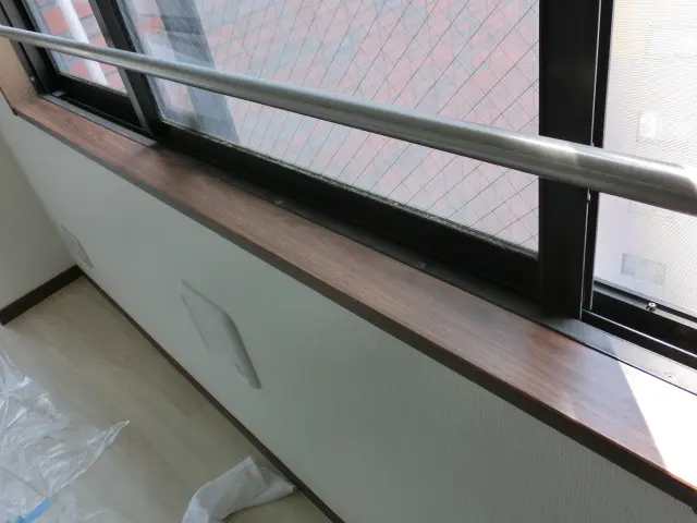窓枠表面のフィルムの剥がれを補修