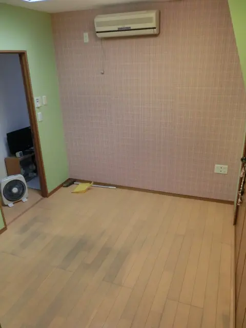 大きく印象が変わった壁紙貼り替え後の部屋