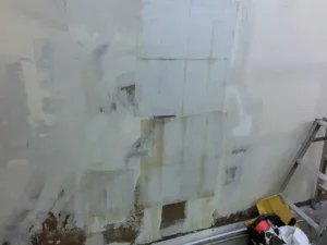 劣化したコンパネの箇所を「袋貼り」した様子