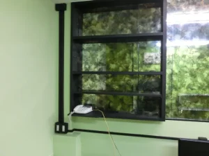 棚やコンセントを黒く塗装した様子