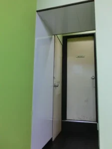 経年劣化で傷んだ天井と壁にパネルを貼った様子