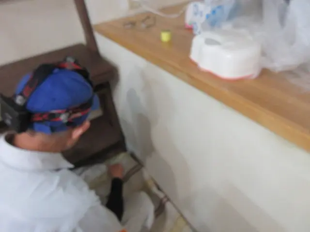 コンセントの増設をしている様子