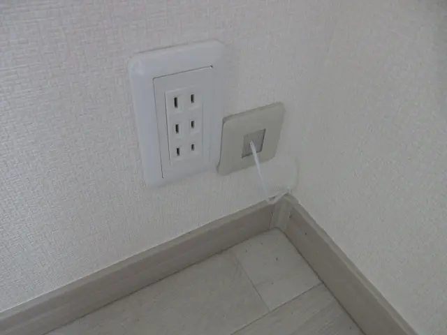 コンセントの差込口を2口から3口に交換した様子