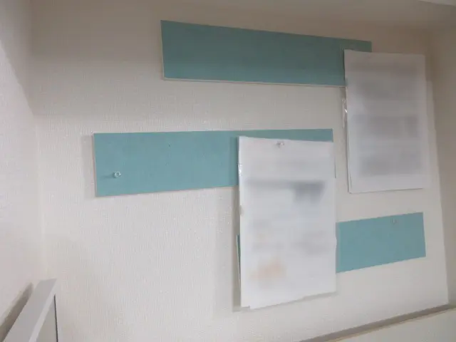 画鋲が刺せる自作インテリアが壁に取り付けてある様子