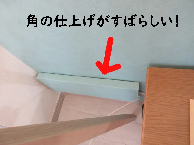 自作したコンセントカバーを取り付け、上から見た様子