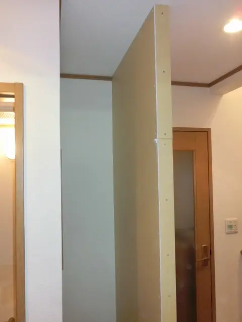 壁の下組みに石膏ボードを張った様子