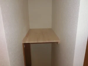 造作した壁でできた収納スペースに追加で棚を設置した様子