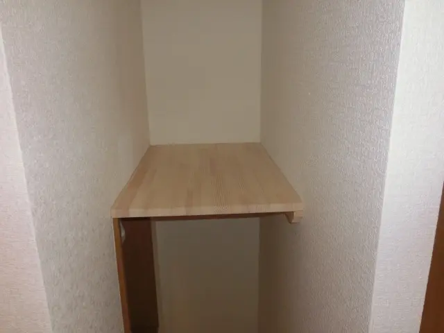 造作した壁でできた収納スペースに追加で棚を設置した様子