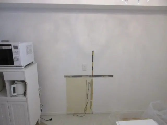 カウンターテーブルを撤去した際に分かった壁の穴です。縦横スリット状の穴になっています。