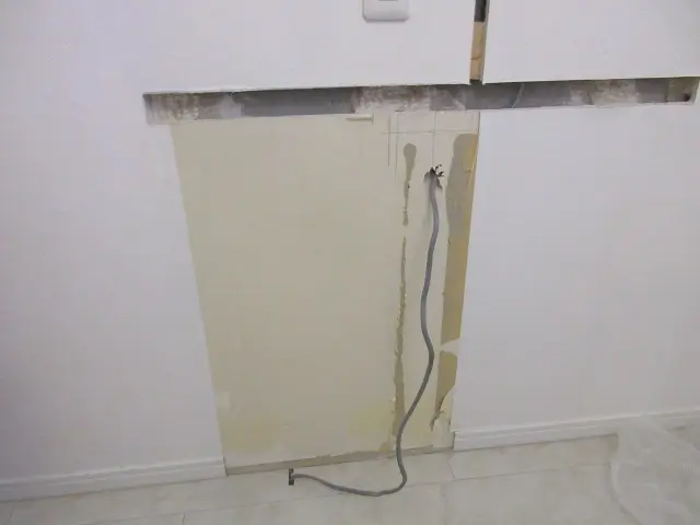 床からは、壁の内側に向けてコードが出ています。これを壁の中に収めます。