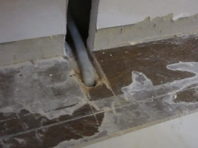 床を削って壁の中にコードを入れました。これで、塩ビタイルを戻してもきれいに収まります。