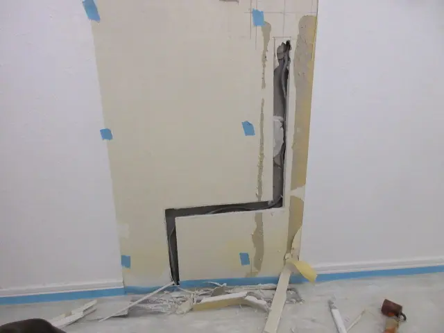 石膏ボードをカットして、むき出しになっていたコードを壁の中に収めました。