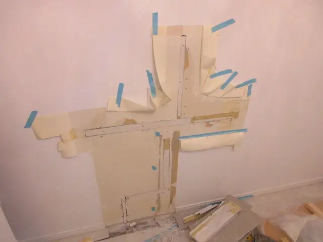 処分する石膏ボードを再利用して壁穴を塞ぎました。これで、処分するゴミが減ります。