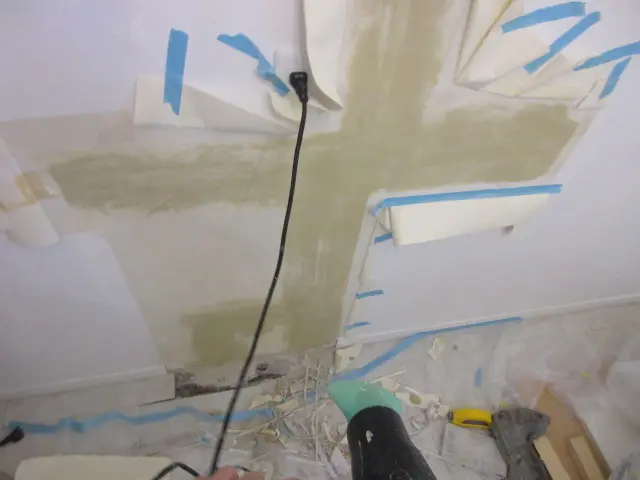 石膏ボードの継ぎ目をパテで平らにし壁紙を貼れる状態にしました。