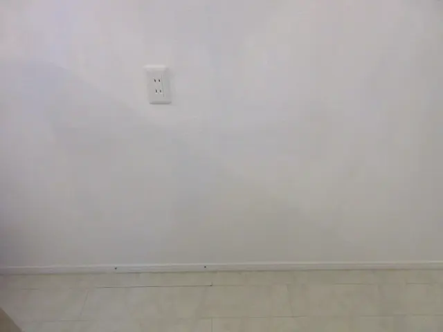 壁紙を「大きく部分補修」して、違和感なくきれいに仕上がった壁です。