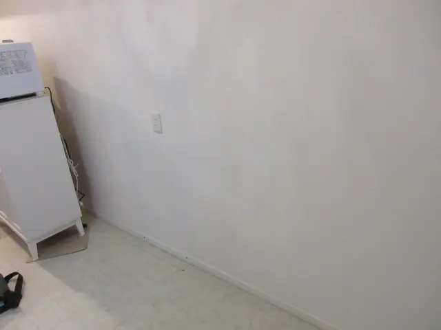 キッチンの壁紙を剥がして再利用したので、色やデザインの違和感が全くない壁に仕上がりました。