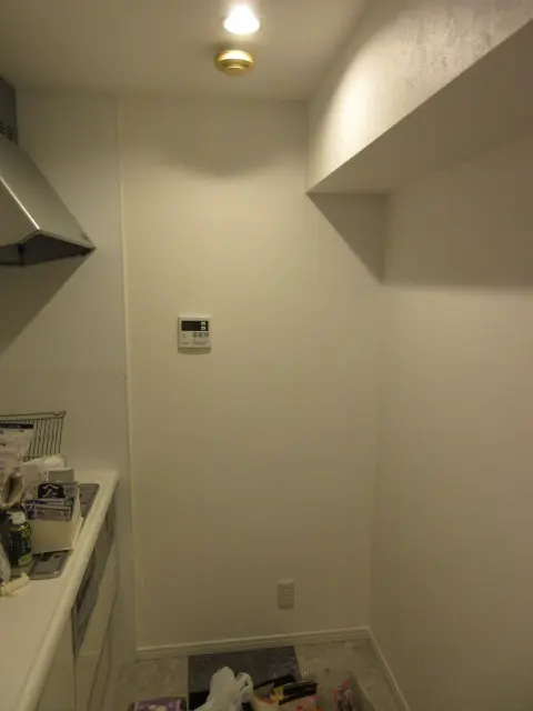 補修のために剥がしたキッチンの壁紙の場所は一番小さな壁です。