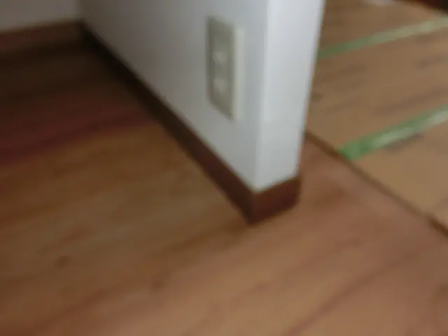 造作した壁にコンセントを増設した様子