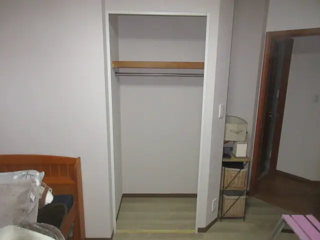 クローゼットの左右に枠、上下にレールが付いている状態です。