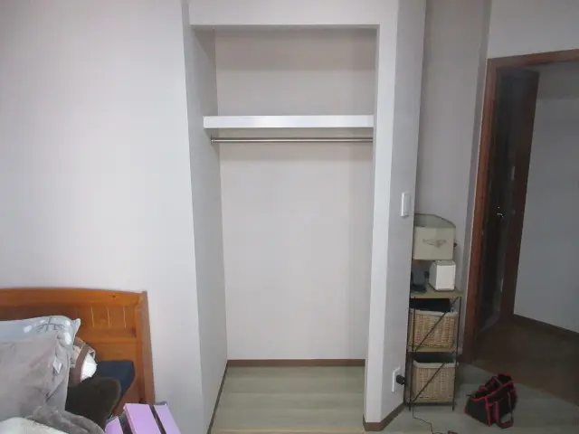 クローゼットの枠やレールを全て取り外し撤去し、壁紙を補修してスッキリした状態。