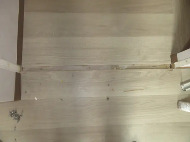 クローゼットのレールを撤去した状態。ソフト巾木は途切れていて、レールがあった場所は窪んでいます。