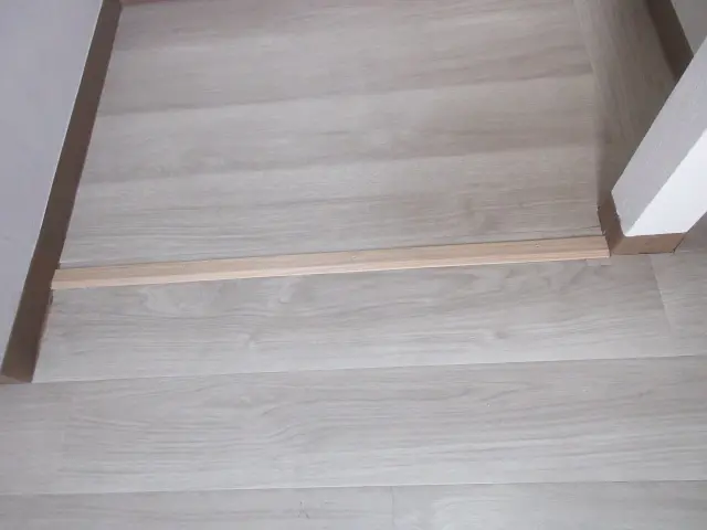 レールを撤去した部分に見切り材を取り付けました。そして、途切れていたソフト巾木を補修しました。