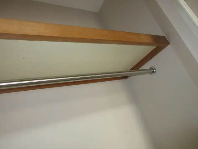 枕棚の縁が垂木の地肌のままです。これを白く塗装して周囲との統一感を出します。