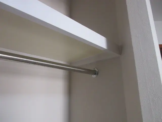 枕棚の縁を白く塗装し、周囲との違和感がなくなりました。