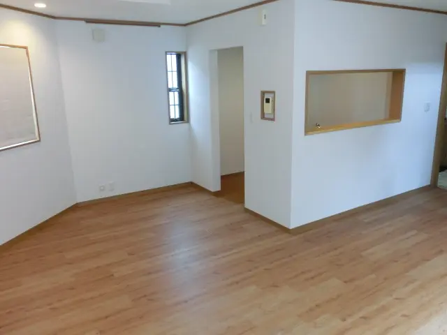 壁紙リフォーム後のリビングの様子