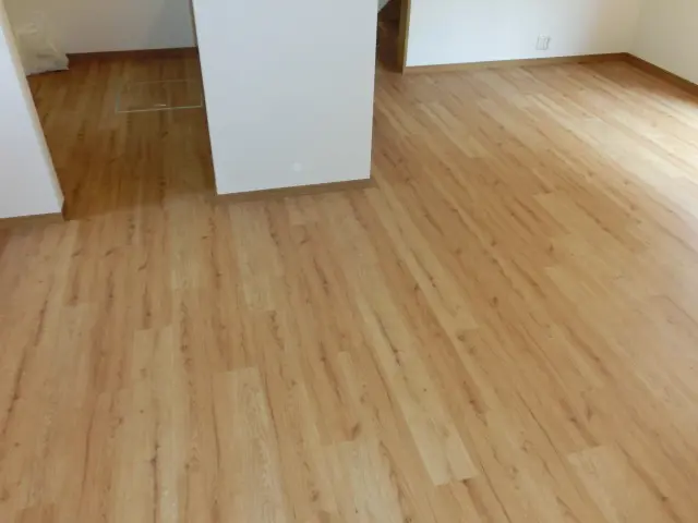 天然無垢調のデザインをしたウッドタイルで仕上げたリビングの床の様子