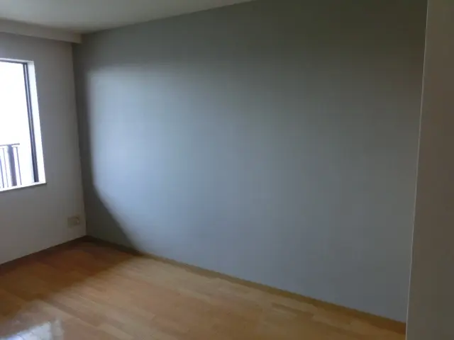 【壁紙リフォーム】中古マンションの入居前に壁紙をリフォームしました。その中で洋室にはグレーのアクセントクロスをを取り入れた様子。